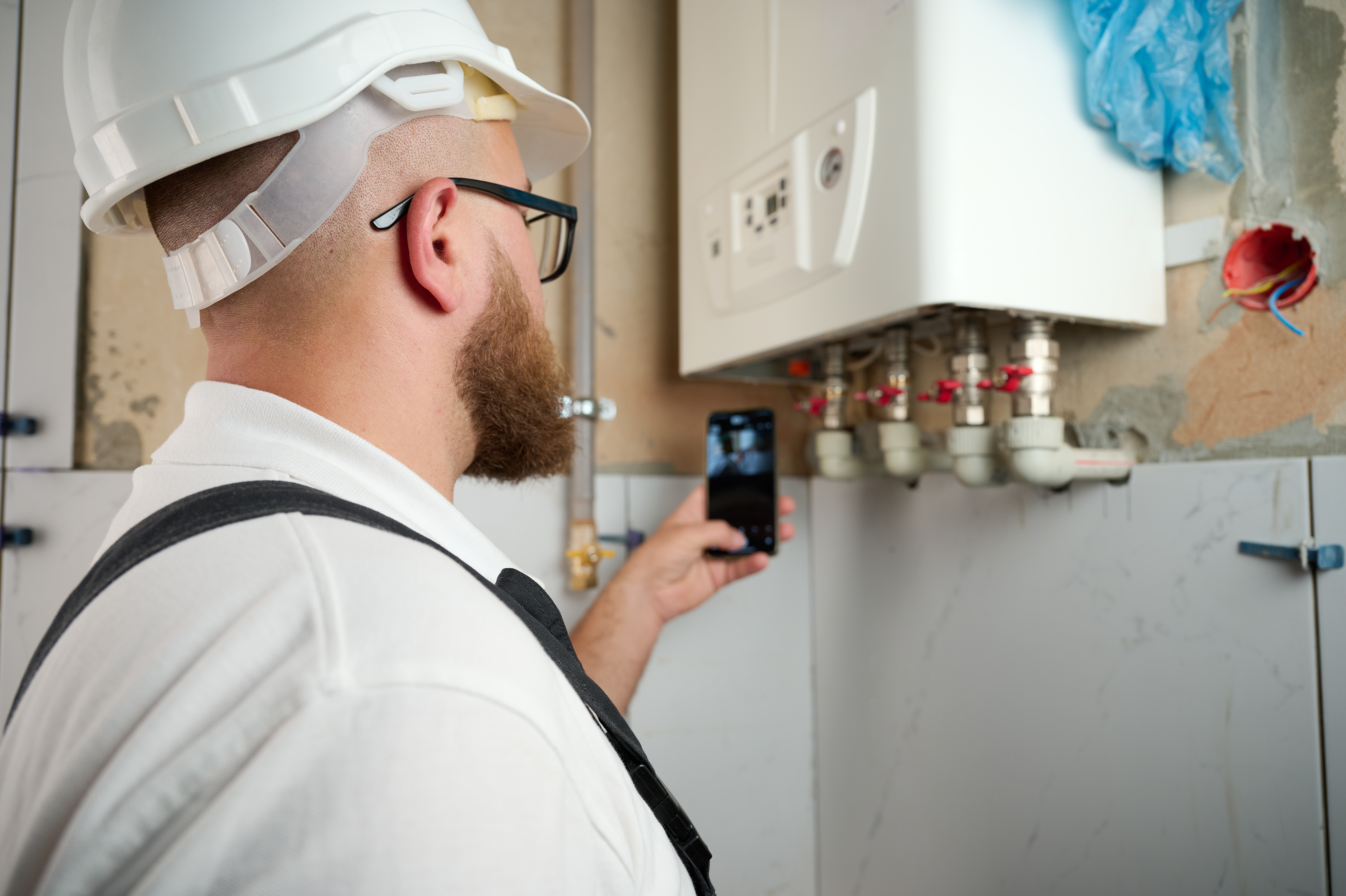 technicien prenant en photo une chaudière