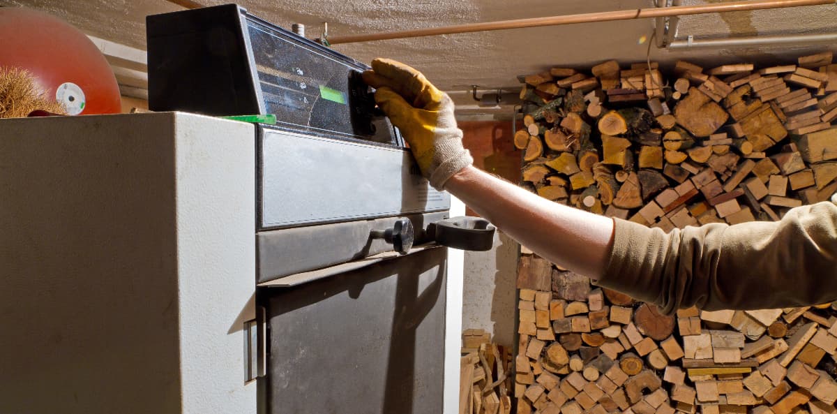 technicien entretenant une chaudière granulés